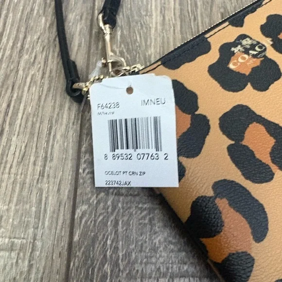 Coach wristlet / wallet in Cheetah print NWT from pet and smoke free home - Picture 4 of 15